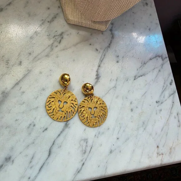 Vintage Anne Klein Lion Medallion Clip On Earrings Gold Tone Statement - Picture 2 of 3